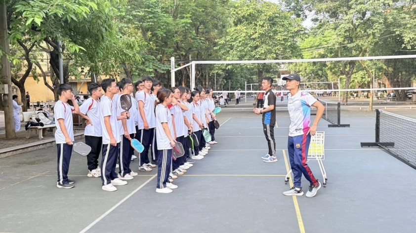Sinh viên chơi pickleball